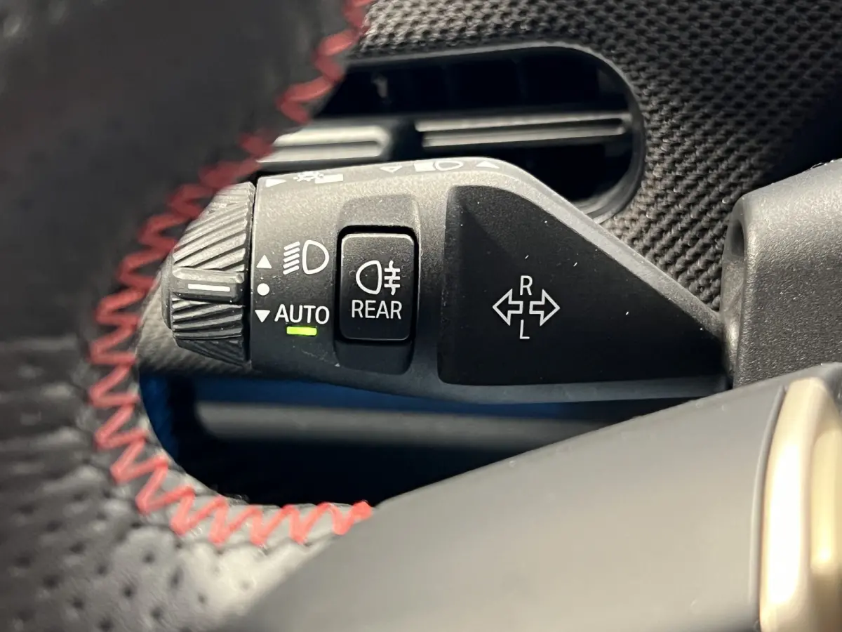 3-Deurs SE John Cooper Works M 54.2 kWh | SoH 97.1% | Navigatie/Android/Apple Carplay | LM Velgen 18" | Voorstoelen + Stuur Verwarmd | Elektrisch Glazen Panoramadak | Cruise Control | Airco 