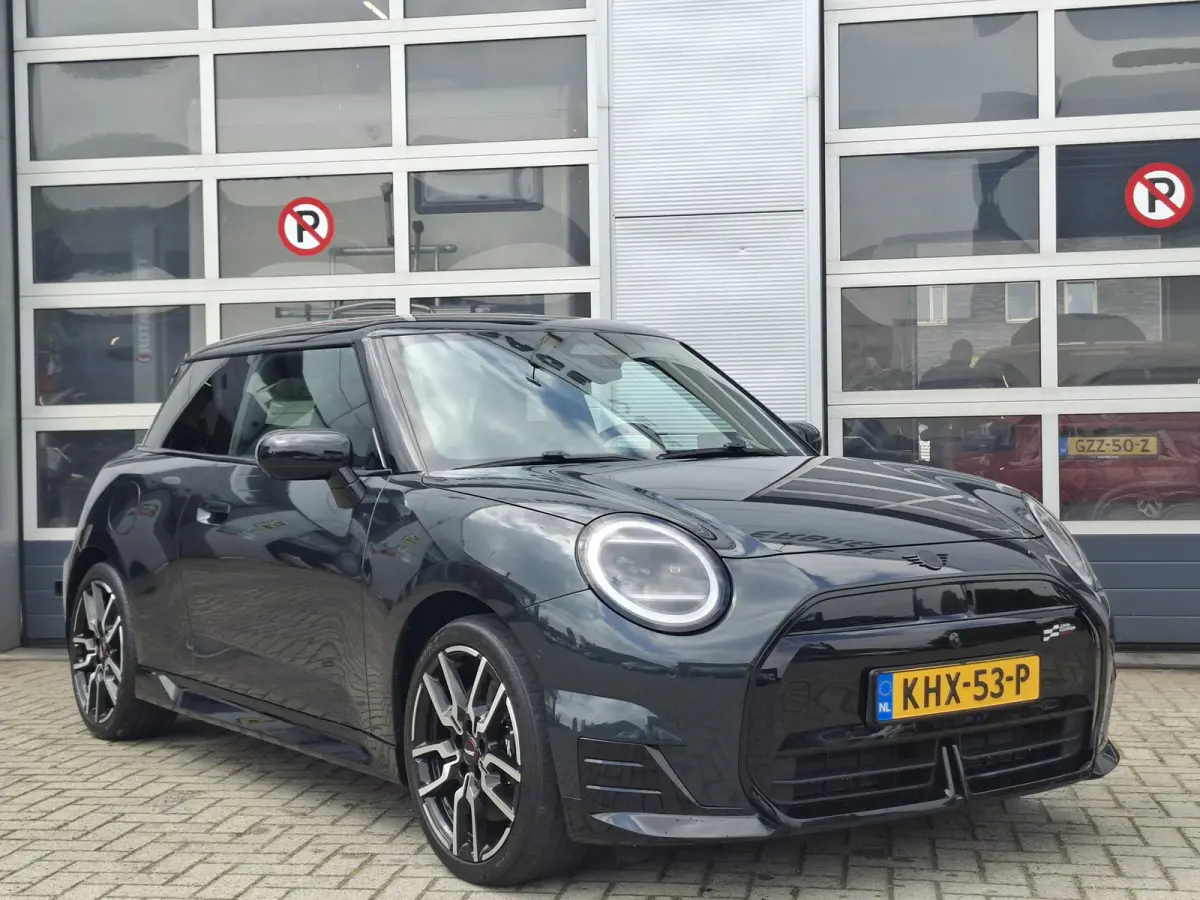 3-Deurs SE John Cooper Works M 54.2 kWh | SoH 97.1% | Navigatie/Android/Apple Carplay | LM Velgen 18" | Voorstoelen + Stuur Verwarmd | Elektrisch Glazen Panoramadak | Cruise Control | Airco 