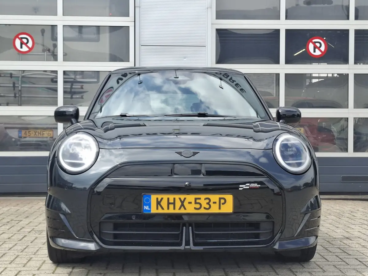 3-Deurs SE John Cooper Works M 54.2 kWh | SoH 97.1% | Navigatie/Android/Apple Carplay | LM Velgen 18" | Voorstoelen + Stuur Verwarmd | Elektrisch Glazen Panoramadak | Cruise Control | Airco 