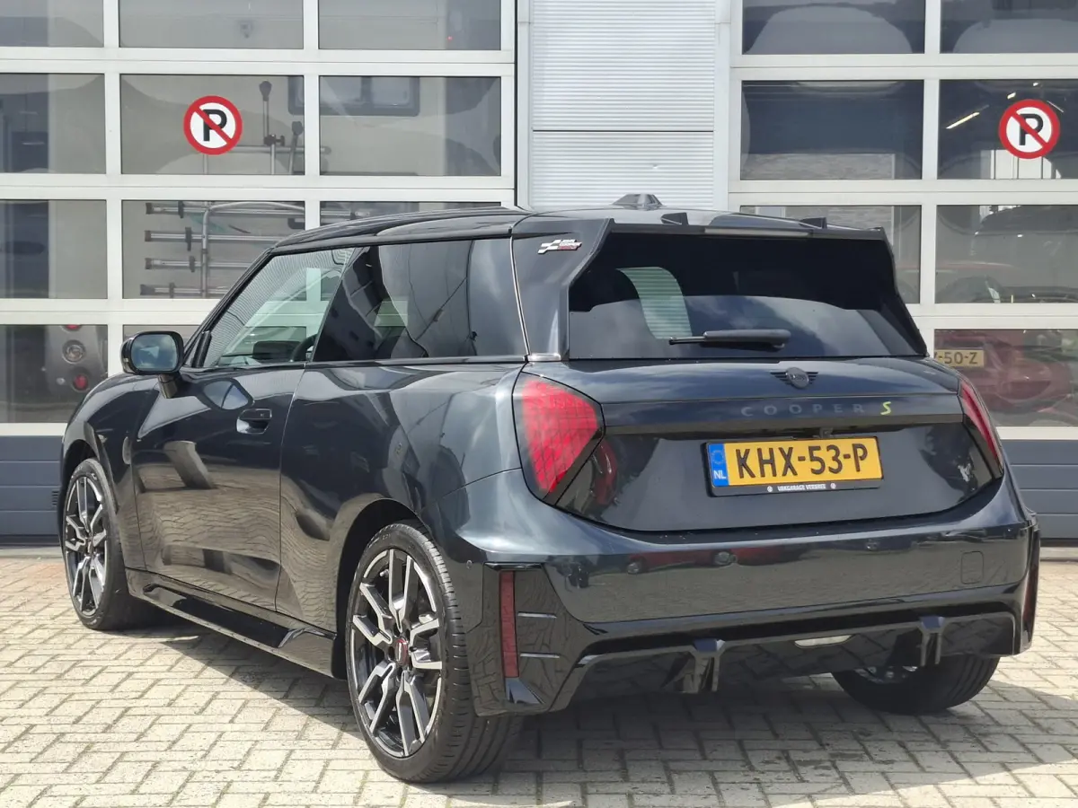 3-Deurs SE John Cooper Works M 54.2 kWh | SoH 97.1% | Navigatie/Android/Apple Carplay | LM Velgen 18" | Voorstoelen + Stuur Verwarmd | Elektrisch Glazen Panoramadak | Cruise Control | Airco 