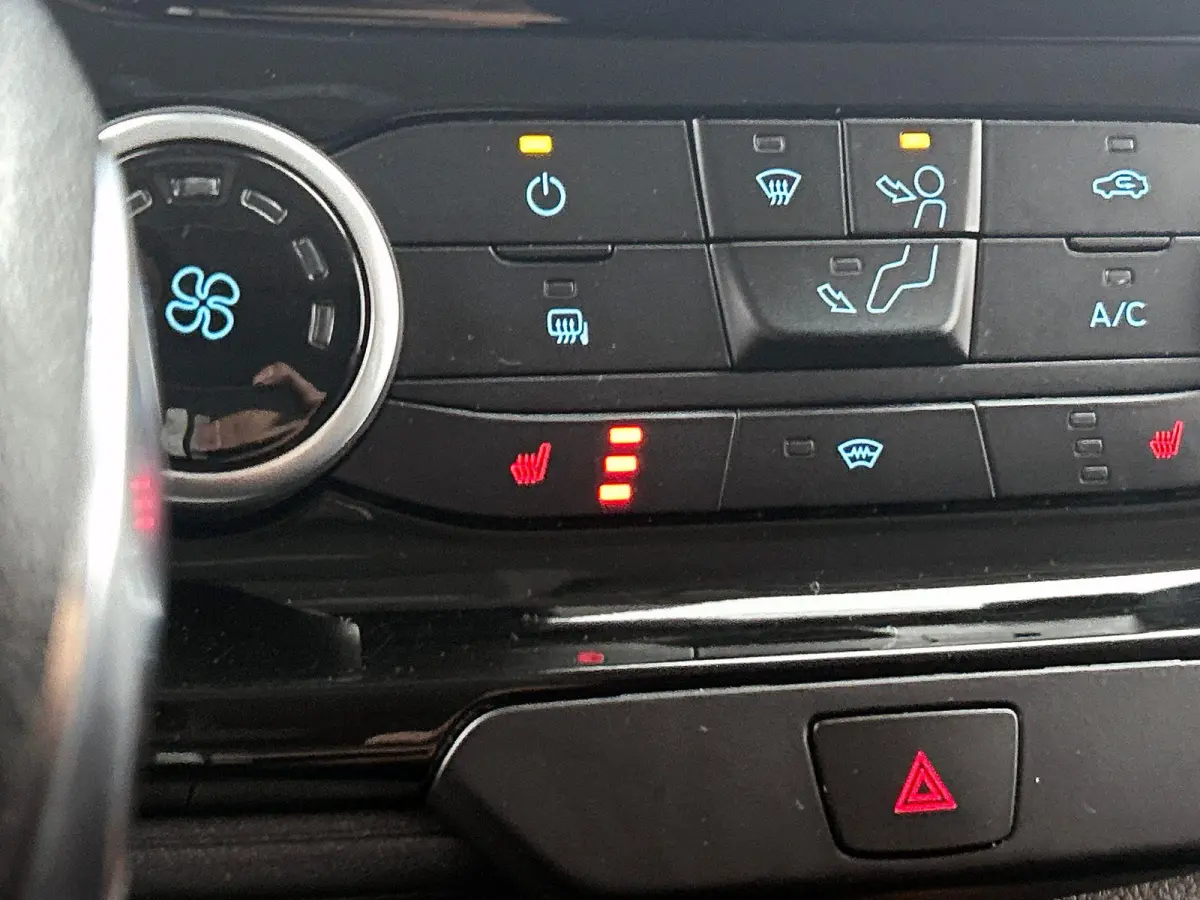 300 2.0 TDCI L2H1 Limited Dubbele Cabine Automaat Navigatie Airco 2 Schuifdeuren Trekhaak Parkeersensoren Carplay DAB
