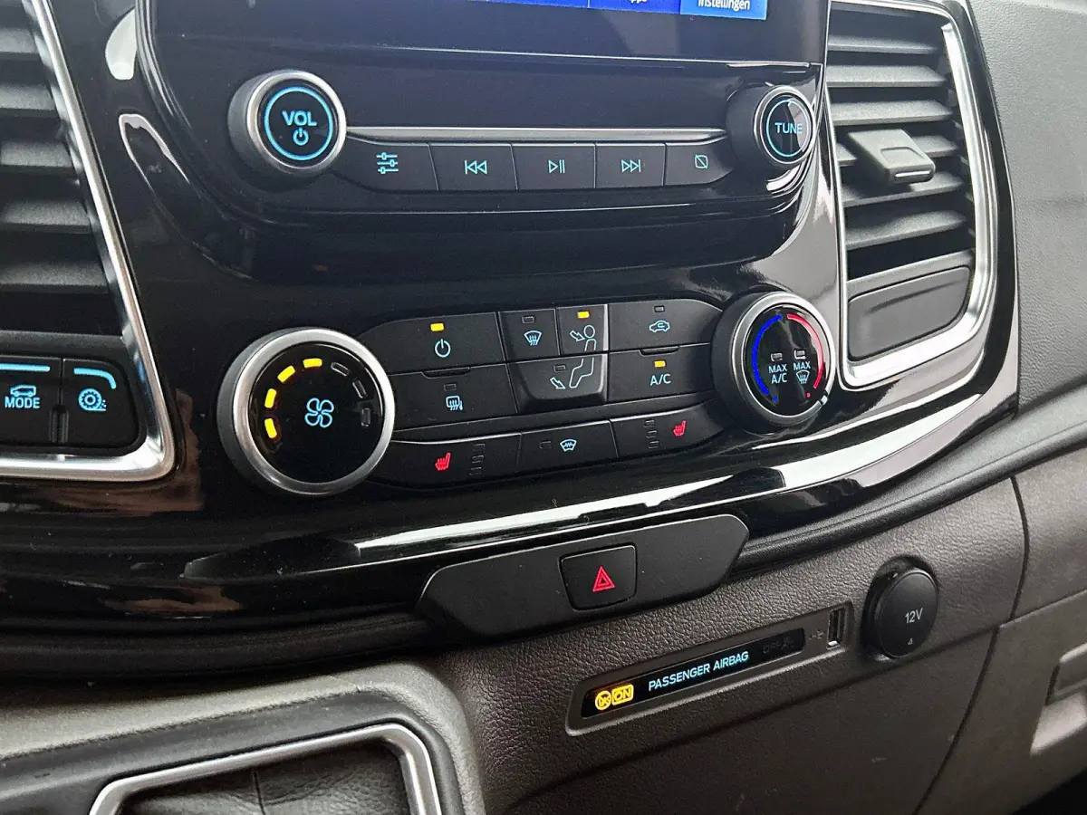 300 2.0 TDCI L2H1 Limited Dubbele Cabine Automaat Navigatie Airco 2 Schuifdeuren Trekhaak Parkeersensoren Carplay DAB