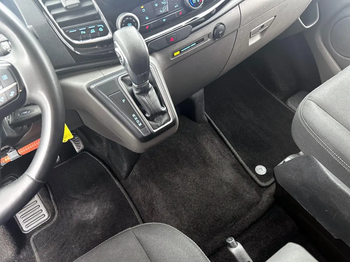300 2.0 TDCI L2H1 Limited Dubbele Cabine Automaat Navigatie Airco 2 Schuifdeuren Trekhaak Parkeersensoren Carplay DAB
