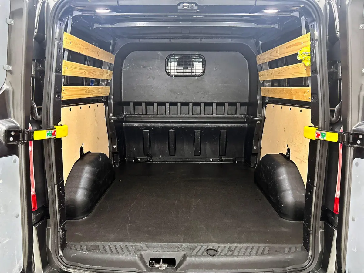 300 2.0 TDCI L2H1 Limited Dubbele Cabine Automaat Navigatie Airco 2 Schuifdeuren Trekhaak Parkeersensoren Carplay DAB