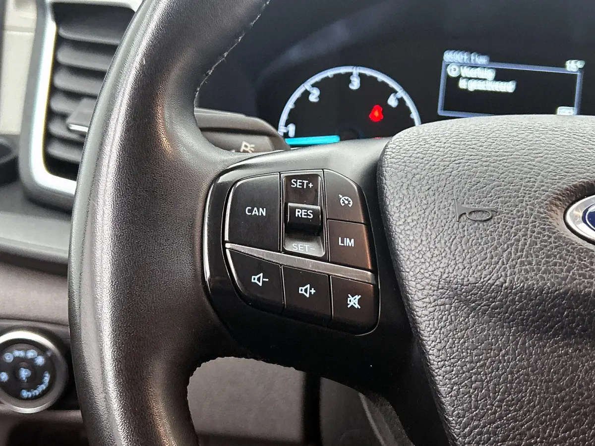 300 2.0 TDCI L2H1 Limited Dubbele Cabine Automaat Navigatie Airco 2 Schuifdeuren Trekhaak Parkeersensoren Carplay DAB