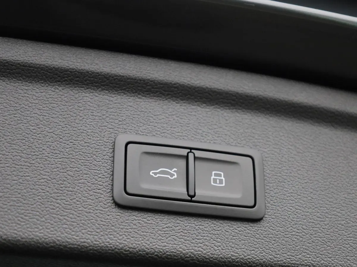 30 TFSI Advanced edition Navigatie | 17" Lm Velgen | Parkeersensoren achter | Apple Carplay