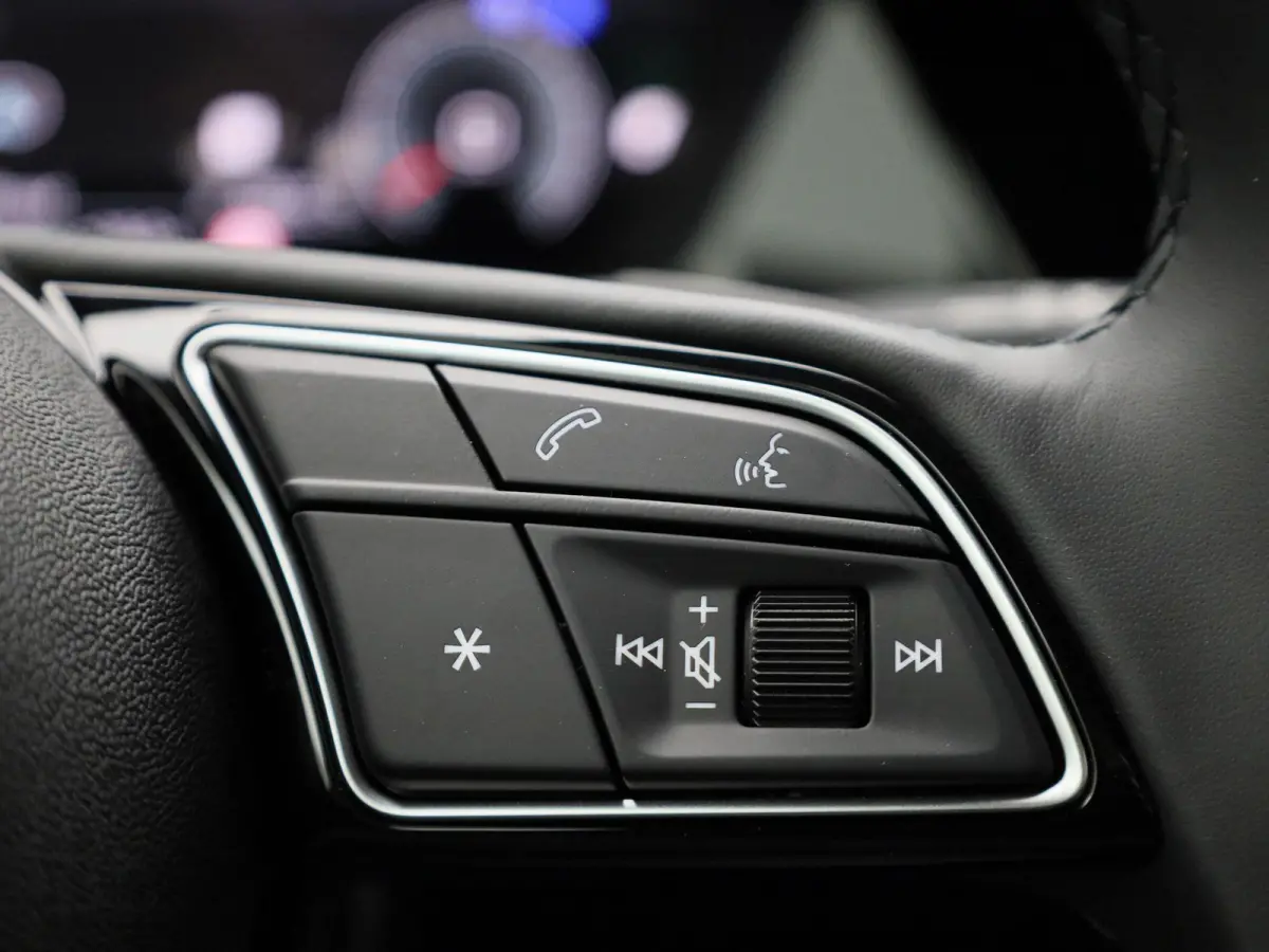 30 TFSI Advanced edition Navigatie | 17" Lm Velgen | Parkeersensoren achter | Apple Carplay
