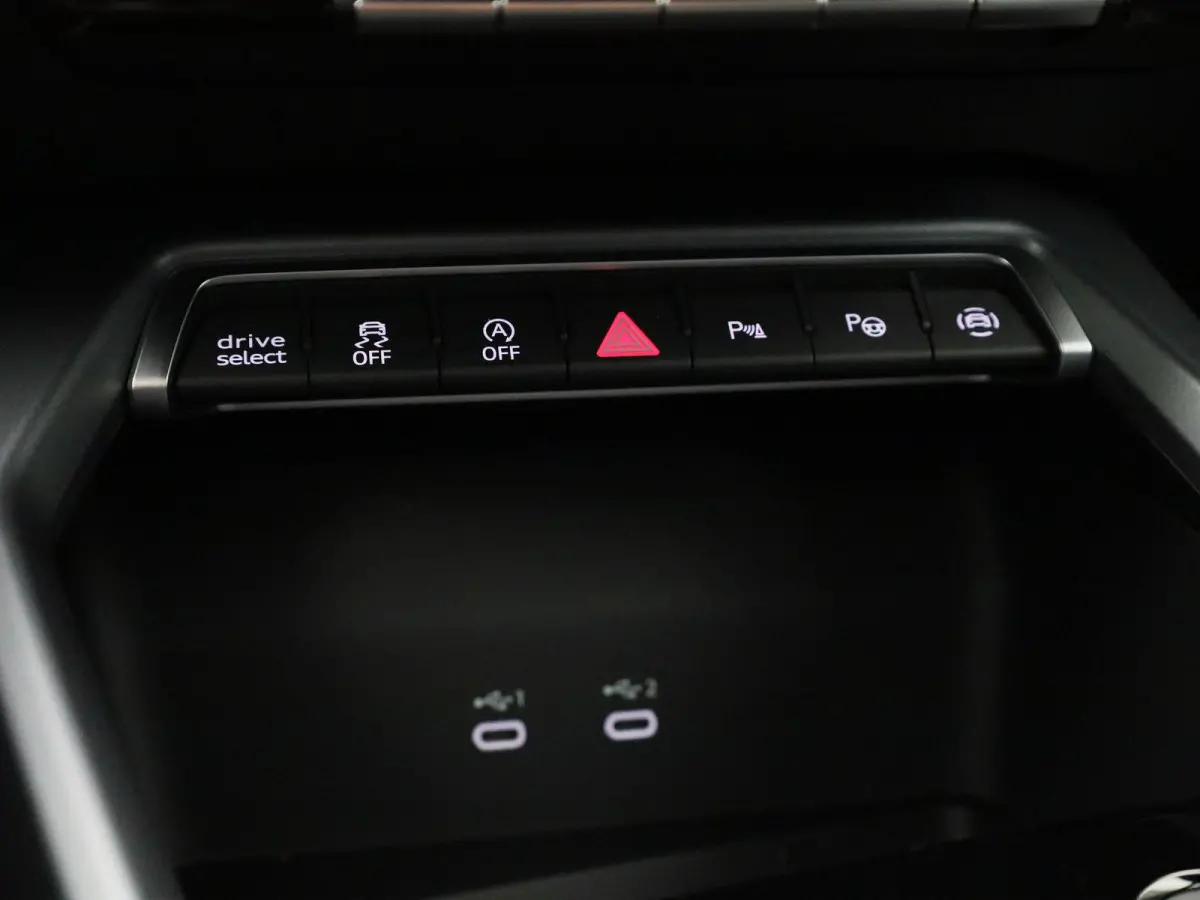30 TFSI Advanced edition Navigatie | 17" Lm Velgen | Parkeersensoren achter | Apple Carplay