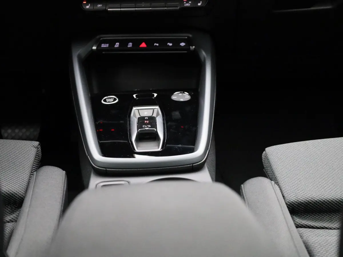 30 TFSI Advanced edition Navigatie | 17" Lm Velgen | Parkeersensoren achter | Apple Carplay
