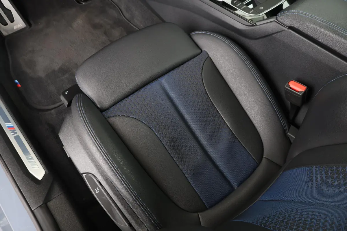 218i Business Edition | M-Sport Pakket | Hifi | PDC | 18'' LM | Pano Dak | Climate Control |
