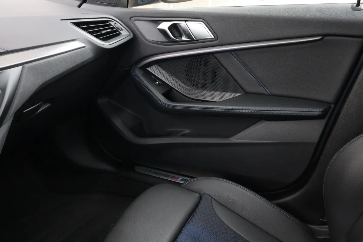 218i Business Edition | M-Sport Pakket | Hifi | PDC | 18'' LM | Pano Dak | Climate Control |