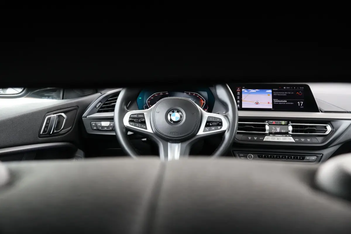 218i Business Edition | M-Sport Pakket | Hifi | PDC | 18'' LM | Pano Dak | Climate Control |