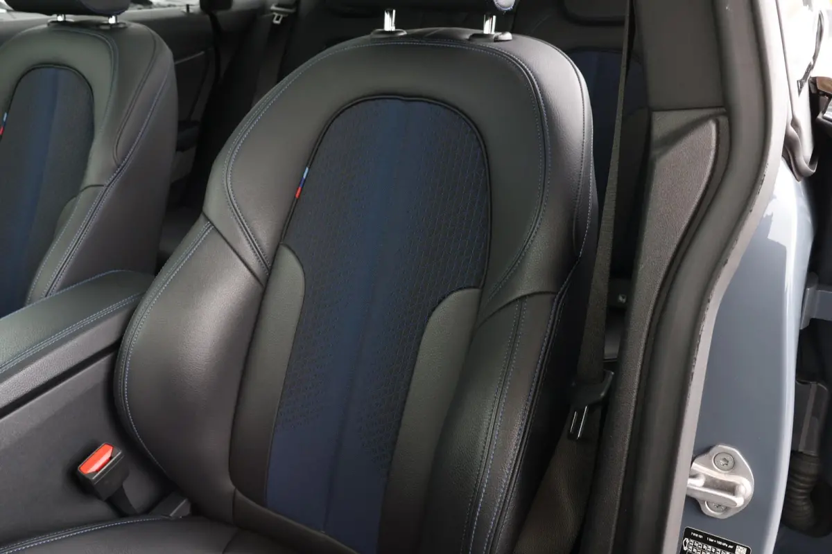 218i Business Edition | M-Sport Pakket | Hifi | PDC | 18'' LM | Pano Dak | Climate Control |