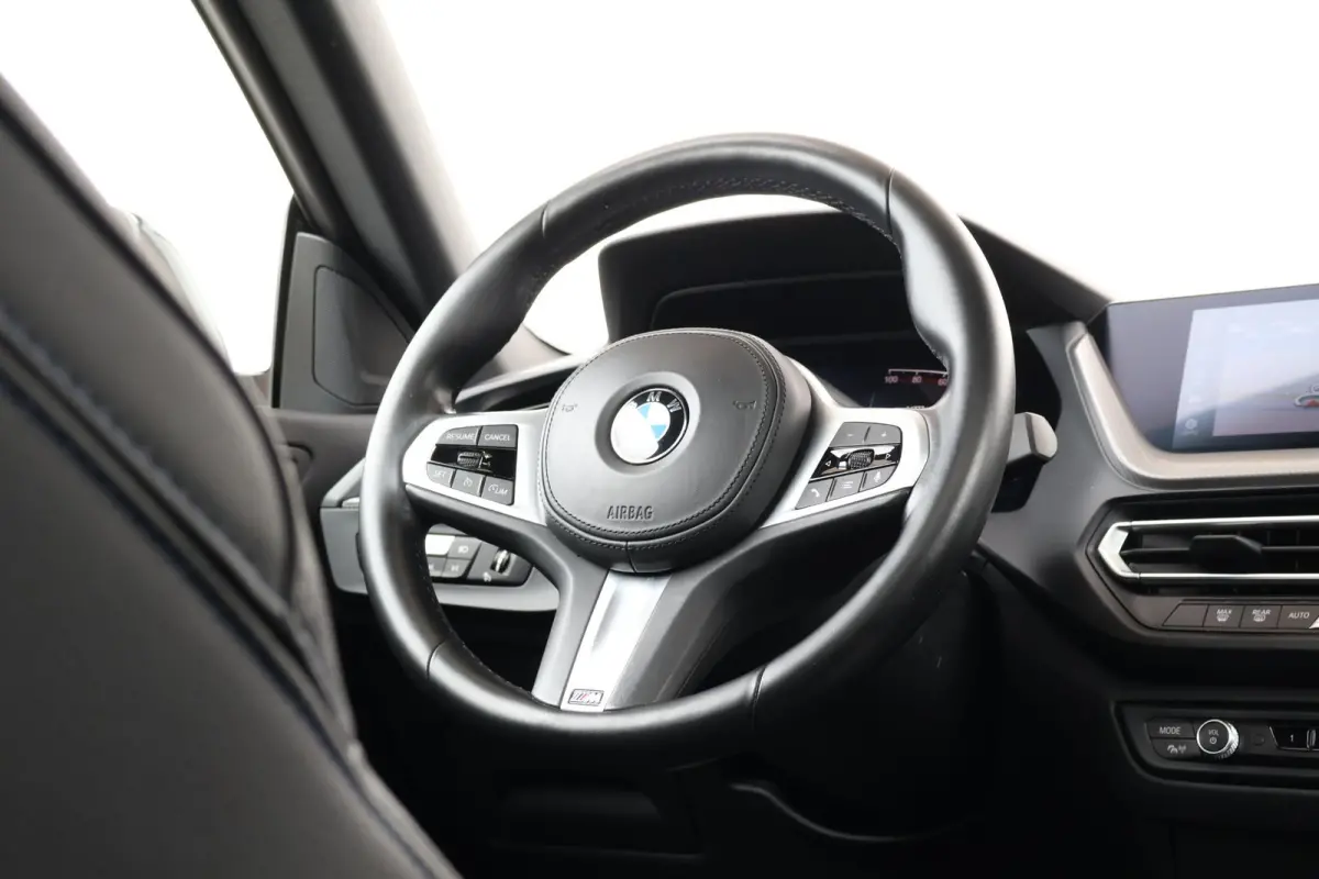 218i Business Edition | M-Sport Pakket | Hifi | PDC | 18'' LM | Pano Dak | Climate Control |