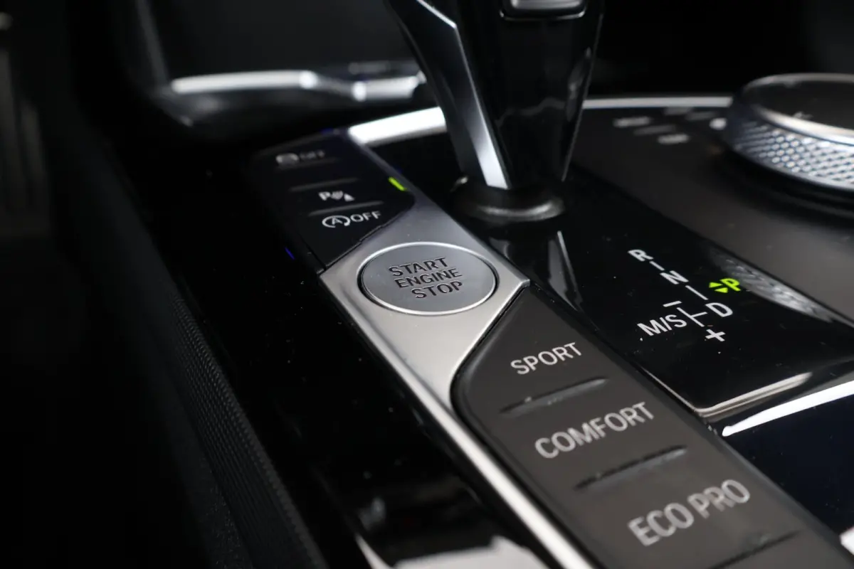 218i Business Edition | M-Sport Pakket | Hifi | PDC | 18'' LM | Pano Dak | Climate Control |