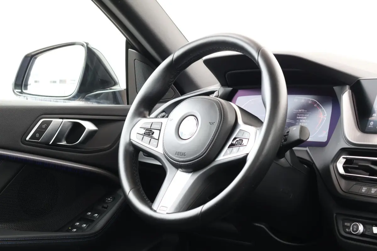 218i Business Edition | M-Sport Pakket | Hifi | PDC | 18'' LM | Pano Dak | Climate Control |