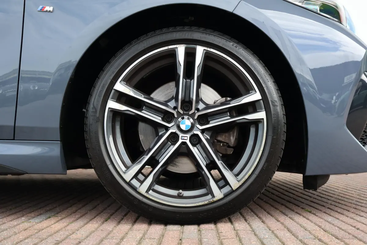 218i Business Edition | M-Sport Pakket | Hifi | PDC | 18'' LM | Pano Dak | Climate Control |