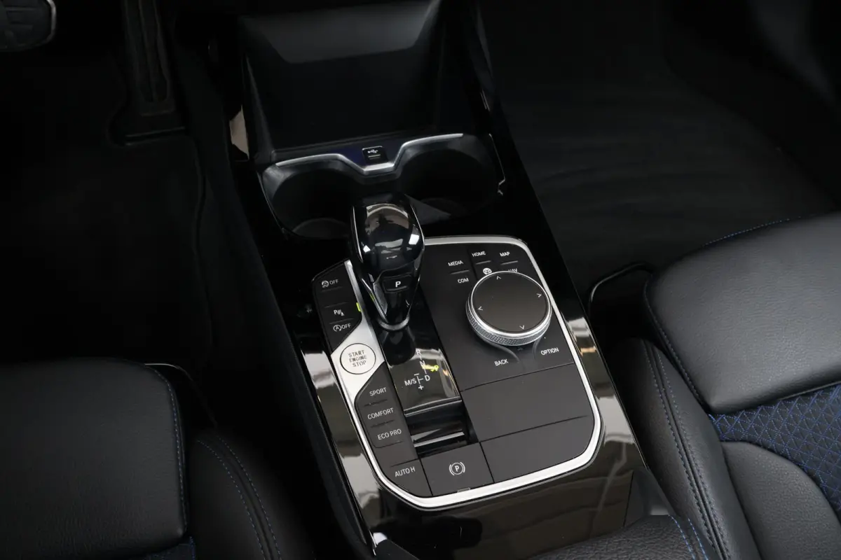 218i Business Edition | M-Sport Pakket | Hifi | PDC | 18'' LM | Pano Dak | Climate Control |