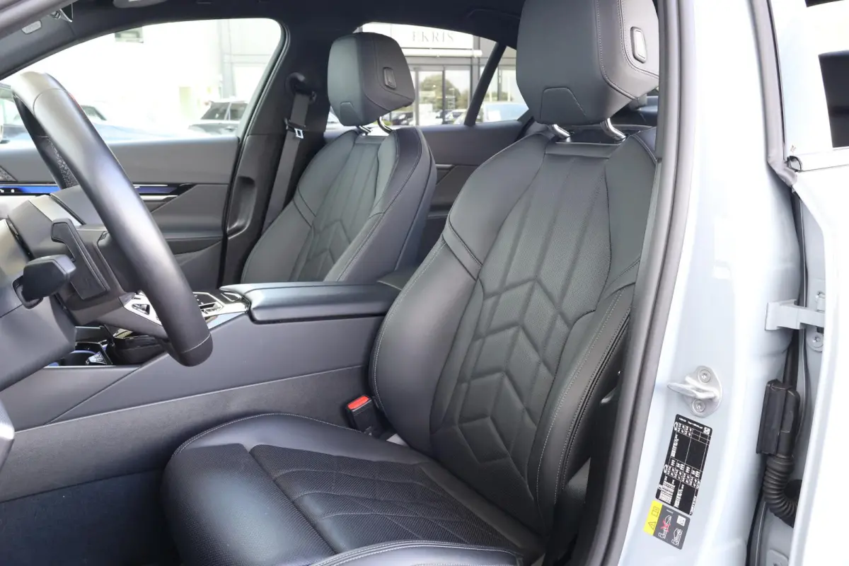 eDrive40 84 kWh | Soh 97% | M-Sport Pakket | Pano Dak | Trekhaak | Harman Kardon | Driving Assistant Plus | Verwarmde Voorstoelen |