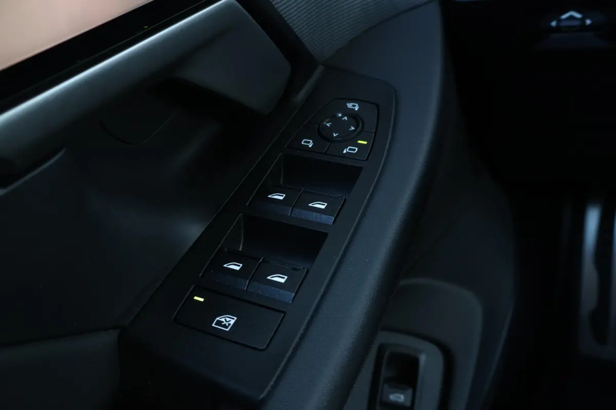 eDrive40 84 kWh | Soh 97% | M-Sport Pakket | Pano Dak | Trekhaak | Harman Kardon | Driving Assistant Plus | Verwarmde Voorstoelen |