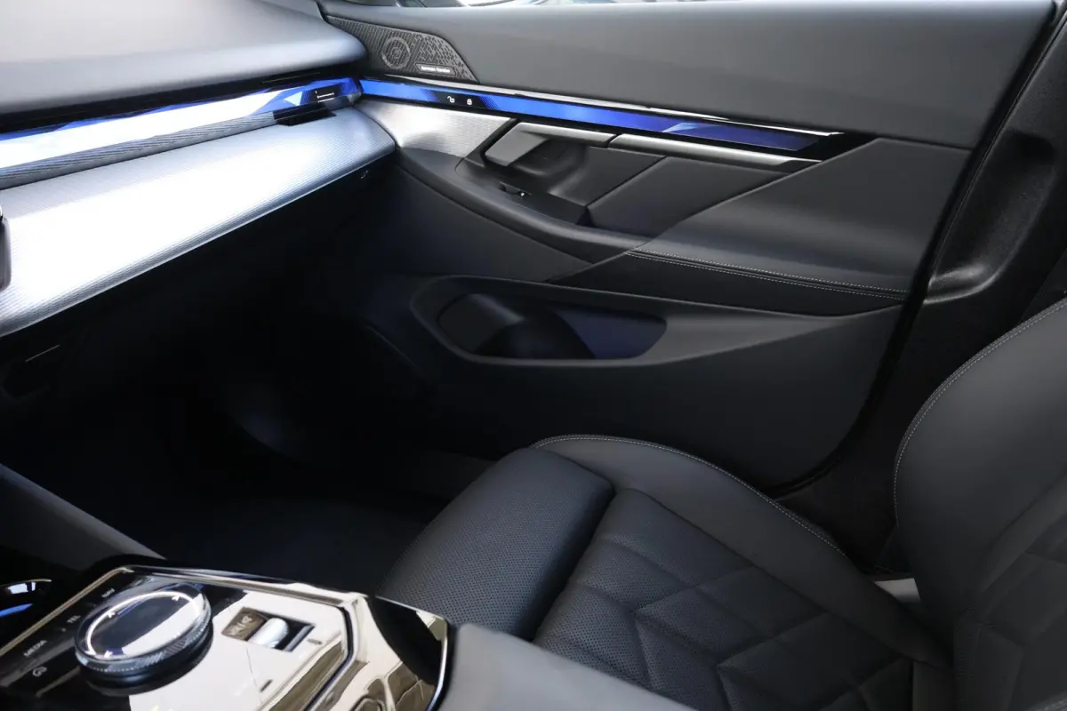 eDrive40 84 kWh | Soh 97% | M-Sport Pakket | Pano Dak | Trekhaak | Harman Kardon | Driving Assistant Plus | Verwarmde Voorstoelen |