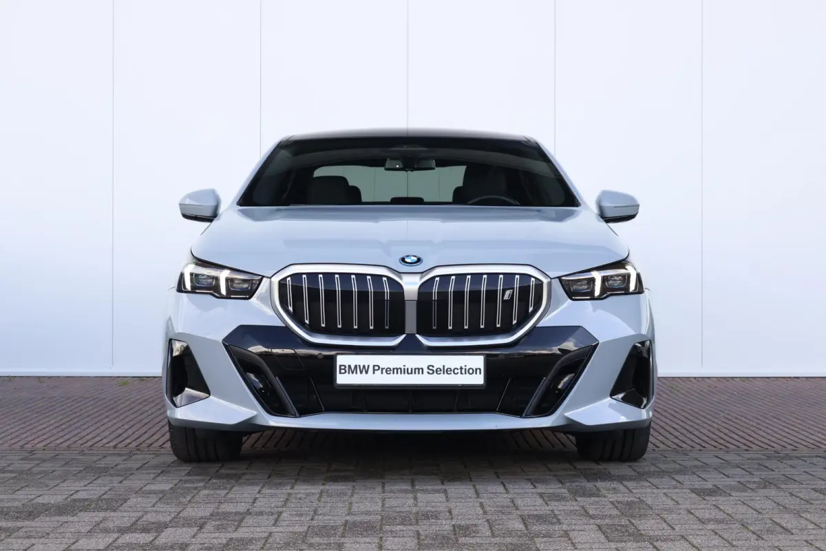 eDrive40 84 kWh | Soh 97% | M-Sport Pakket | Pano Dak | Trekhaak | Harman Kardon | Driving Assistant Plus | Verwarmde Voorstoelen |