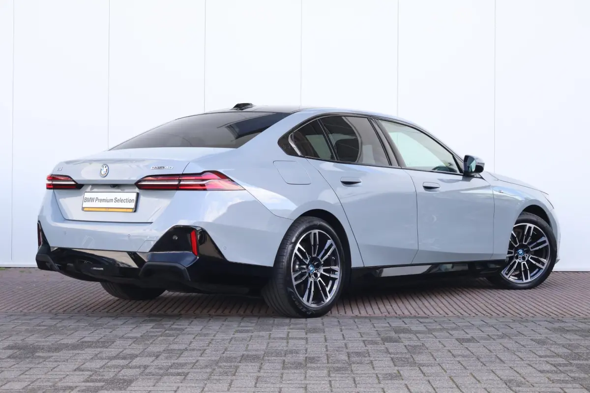 eDrive40 84 kWh | Soh 97% | M-Sport Pakket | Pano Dak | Trekhaak | Harman Kardon | Driving Assistant Plus | Verwarmde Voorstoelen |