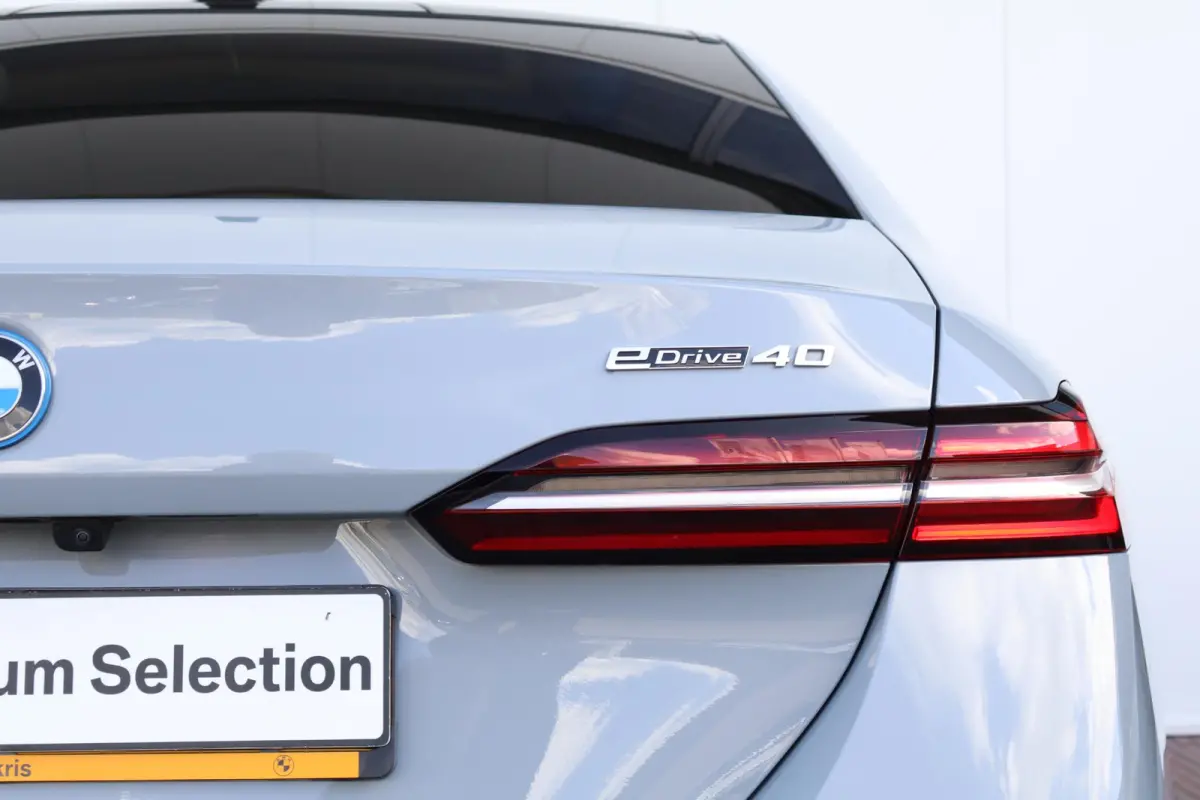 eDrive40 84 kWh | Soh 97% | M-Sport Pakket | Pano Dak | Trekhaak | Harman Kardon | Driving Assistant Plus | Verwarmde Voorstoelen |