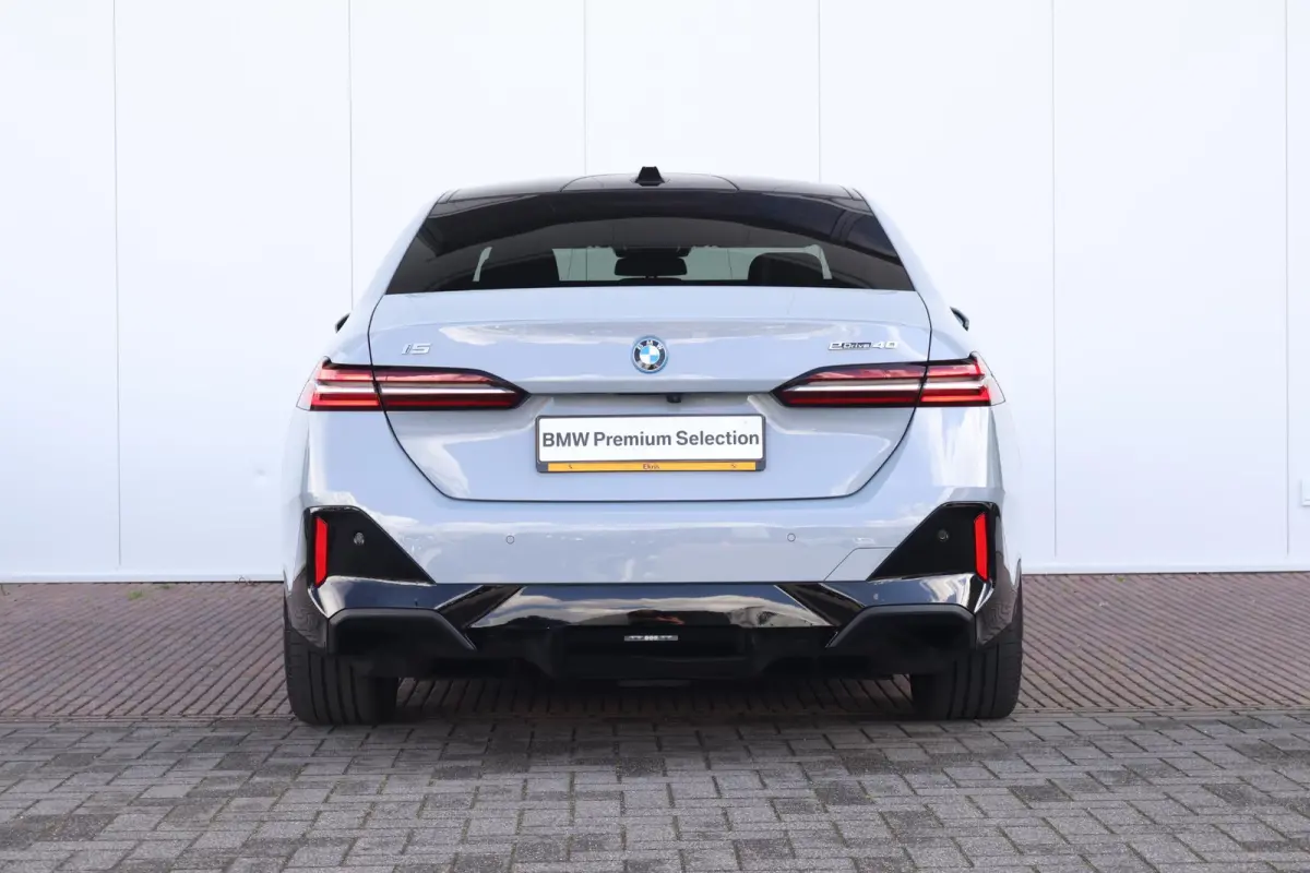 eDrive40 84 kWh | Soh 97% | M-Sport Pakket | Pano Dak | Trekhaak | Harman Kardon | Driving Assistant Plus | Verwarmde Voorstoelen |