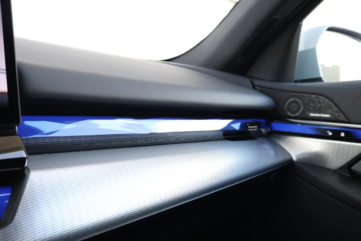 eDrive40 84 kWh | Soh 97% | M-Sport Pakket | Pano Dak | Trekhaak | Harman Kardon | Driving Assistant Plus | Verwarmde Voorstoelen |
