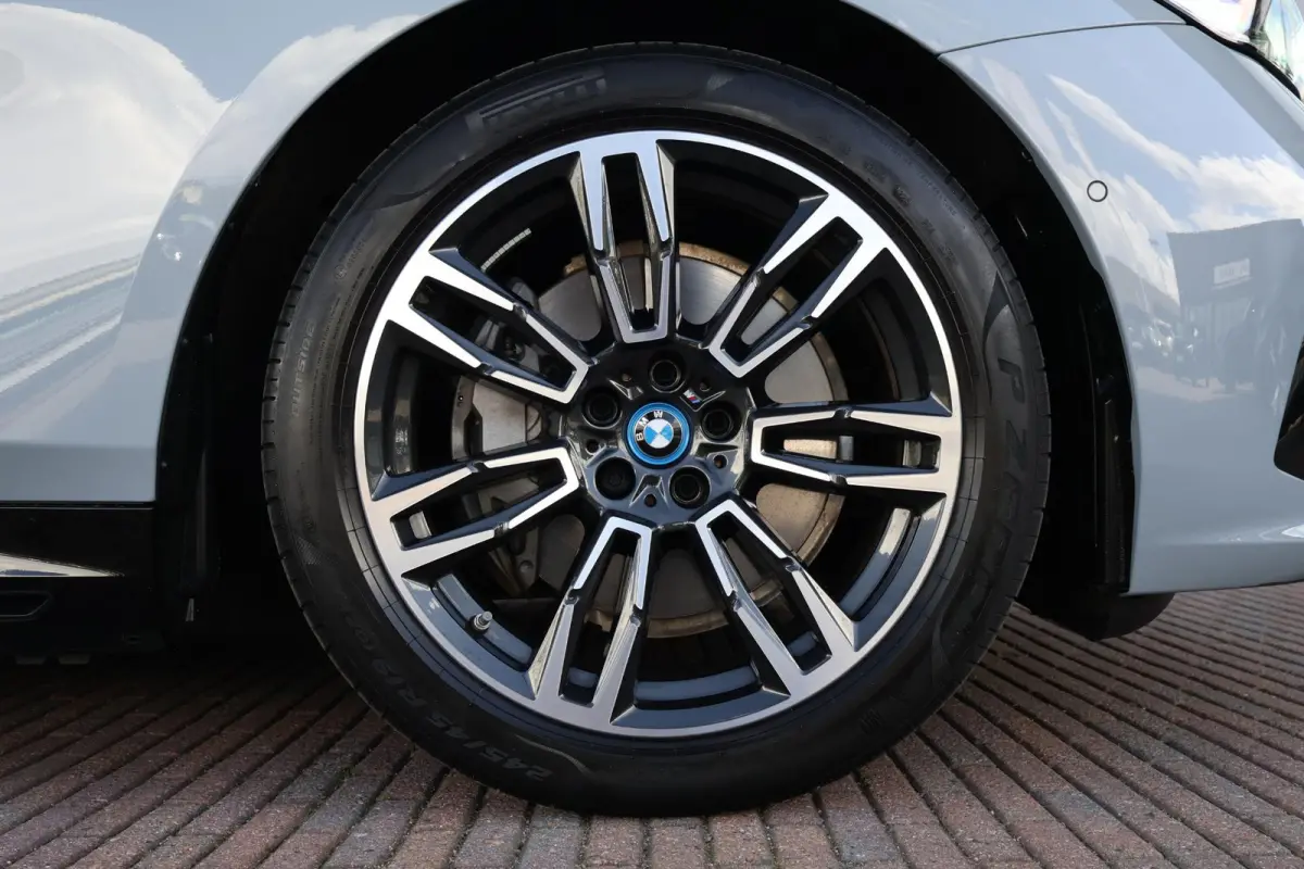 eDrive40 84 kWh | Soh 97% | M-Sport Pakket | Pano Dak | Trekhaak | Harman Kardon | Driving Assistant Plus | Verwarmde Voorstoelen |