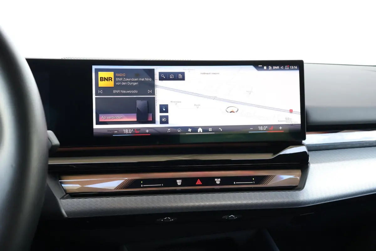 eDrive40 84 kWh | Soh 97% | M-Sport Pakket | Pano Dak | Trekhaak | Harman Kardon | Driving Assistant Plus | Verwarmde Voorstoelen |