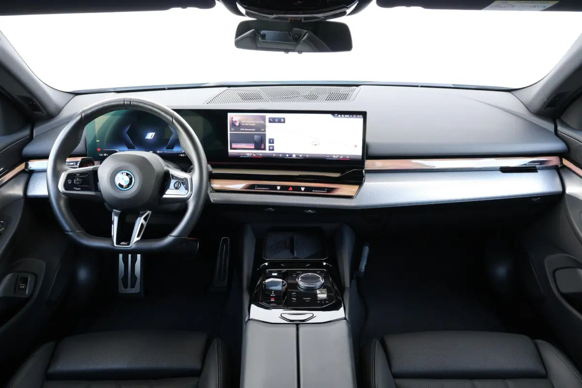 eDrive40 84 kWh | Soh 97% | M-Sport Pakket | Pano Dak | Trekhaak | Harman Kardon | Driving Assistant Plus | Verwarmde Voorstoelen |