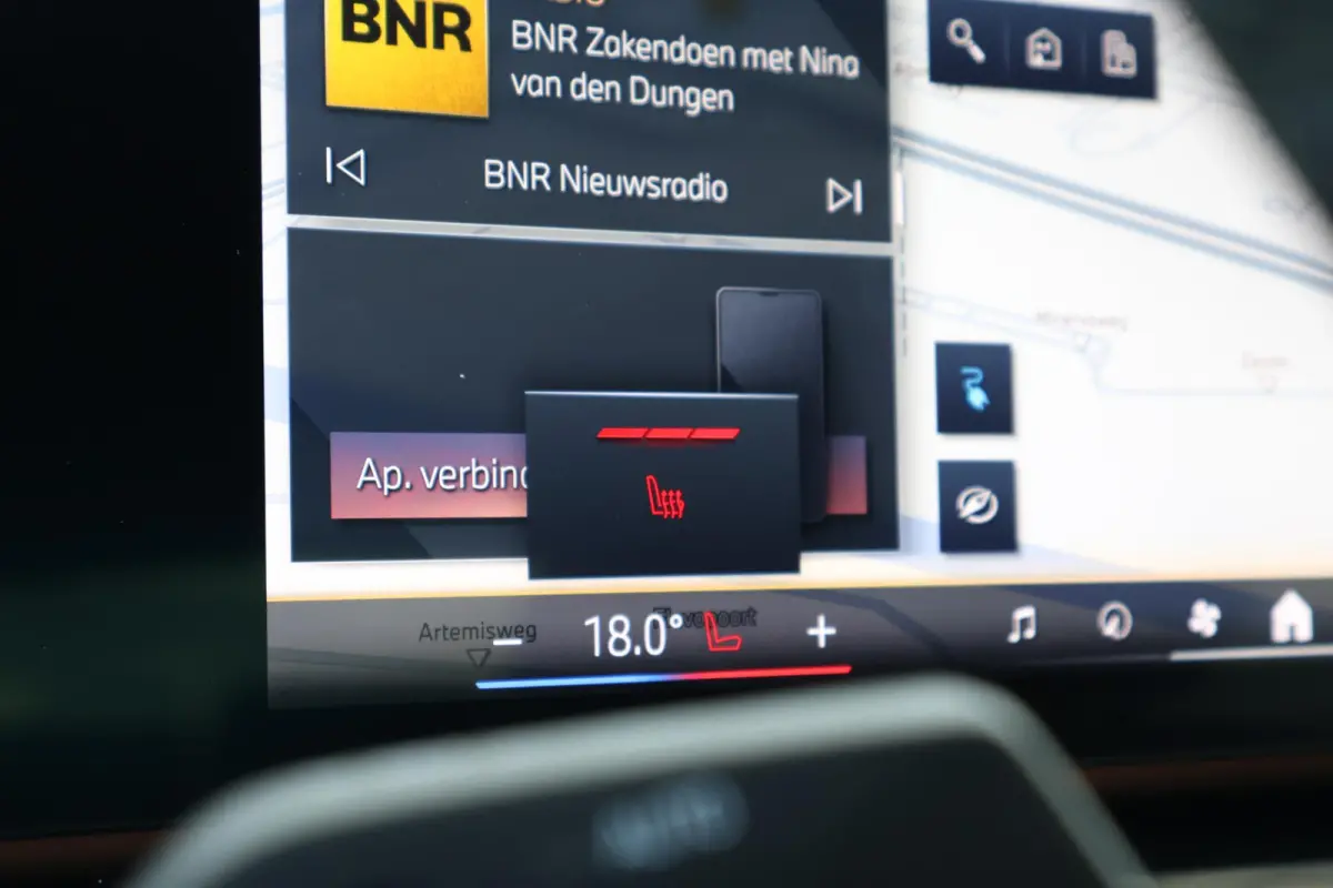 eDrive40 84 kWh | Soh 97% | M-Sport Pakket | Pano Dak | Trekhaak | Harman Kardon | Driving Assistant Plus | Verwarmde Voorstoelen |
