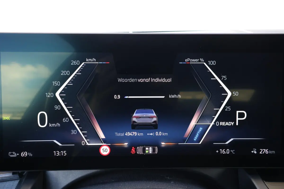 eDrive40 84 kWh | Soh 97% | M-Sport Pakket | Pano Dak | Trekhaak | Harman Kardon | Driving Assistant Plus | Verwarmde Voorstoelen |