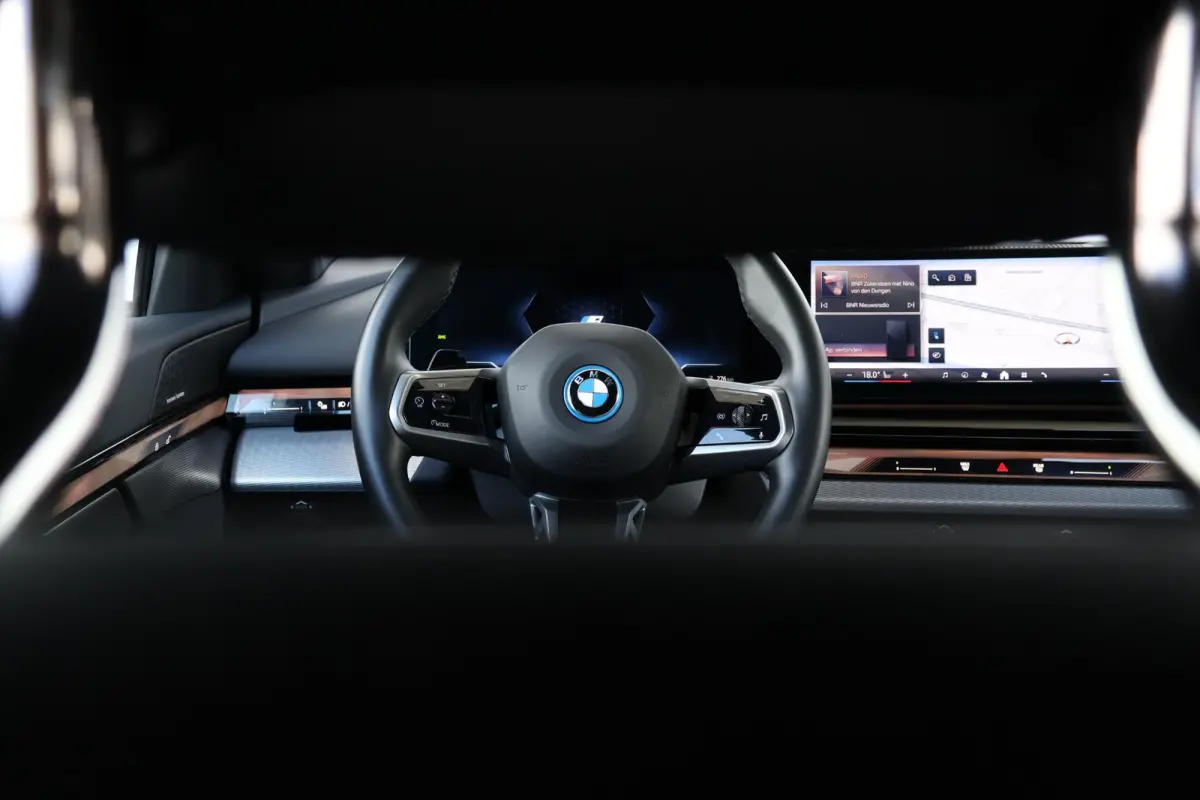 eDrive40 84 kWh | Soh 97% | M-Sport Pakket | Pano Dak | Trekhaak | Harman Kardon | Driving Assistant Plus | Verwarmde Voorstoelen |