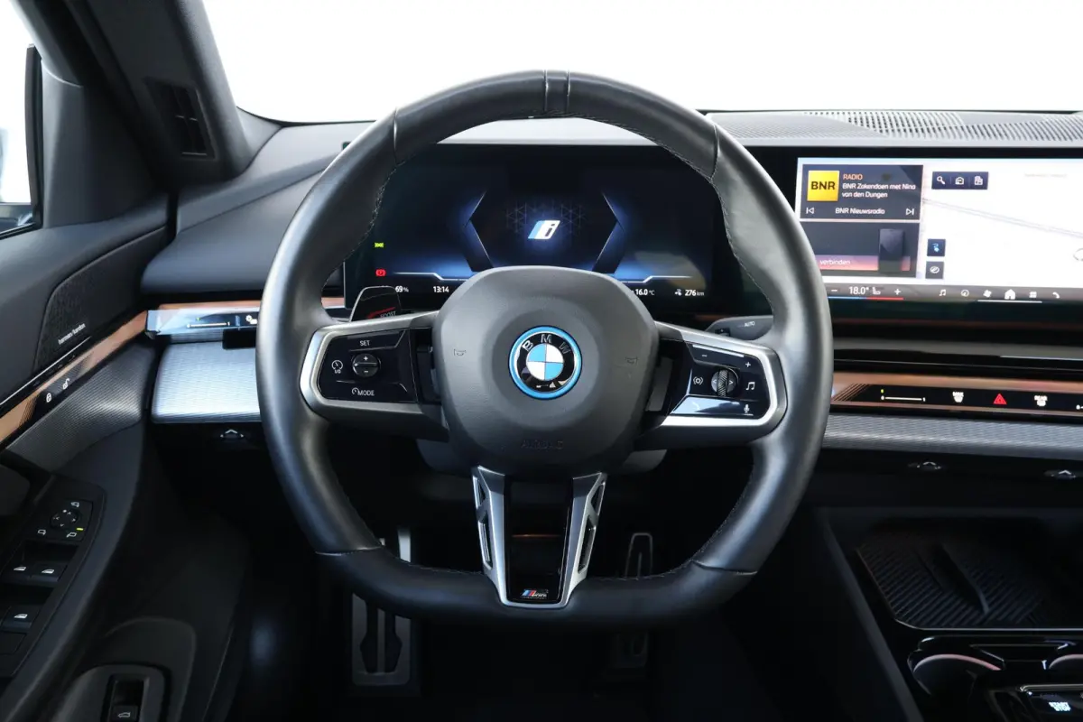 eDrive40 84 kWh | Soh 97% | M-Sport Pakket | Pano Dak | Trekhaak | Harman Kardon | Driving Assistant Plus | Verwarmde Voorstoelen |