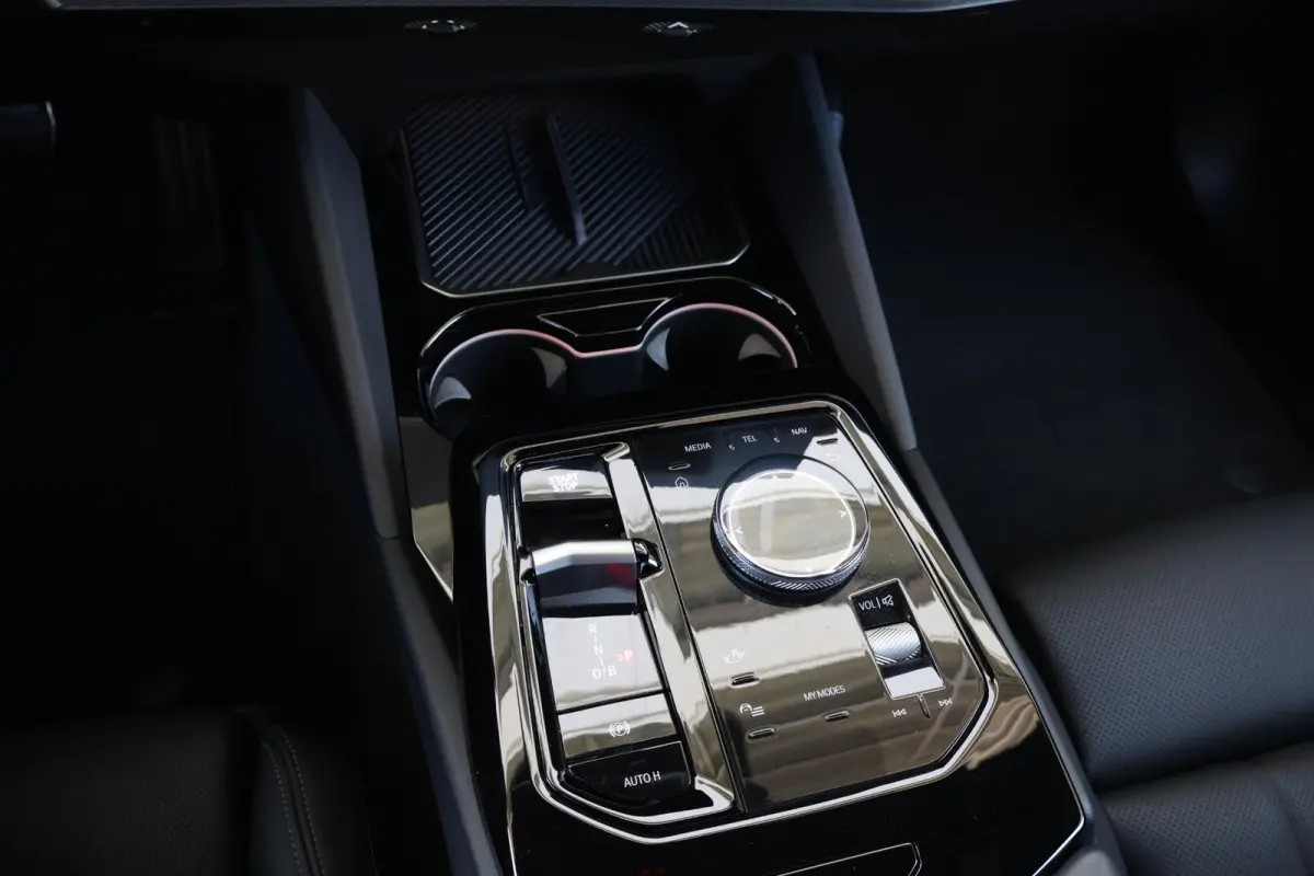 eDrive40 84 kWh | Soh 97% | M-Sport Pakket | Pano Dak | Trekhaak | Harman Kardon | Driving Assistant Plus | Verwarmde Voorstoelen |