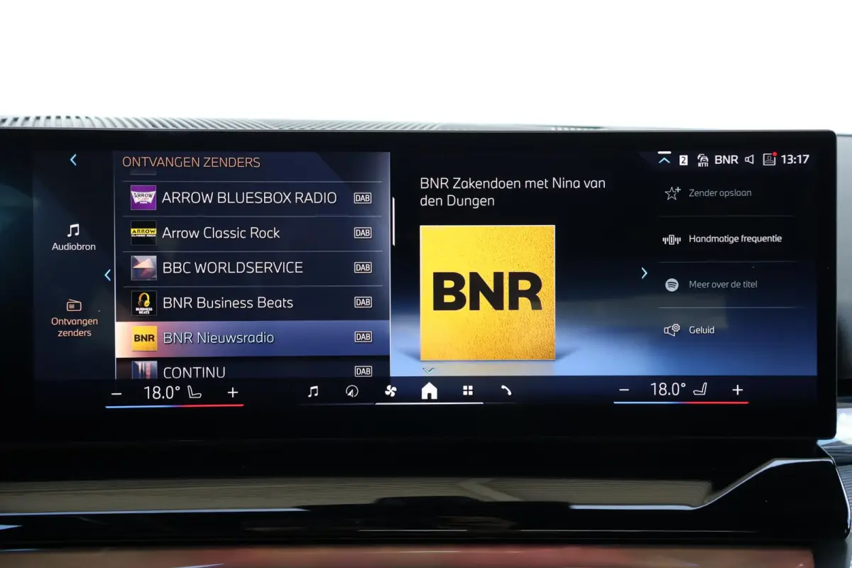 eDrive40 84 kWh | Soh 97% | M-Sport Pakket | Pano Dak | Trekhaak | Harman Kardon | Driving Assistant Plus | Verwarmde Voorstoelen |