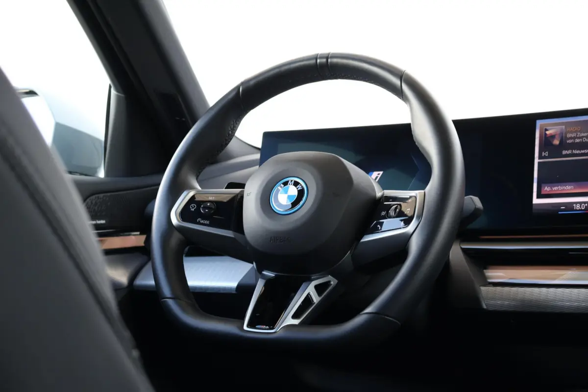 eDrive40 84 kWh | Soh 97% | M-Sport Pakket | Pano Dak | Trekhaak | Harman Kardon | Driving Assistant Plus | Verwarmde Voorstoelen |