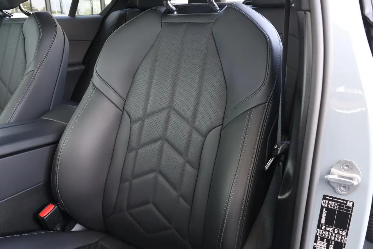 eDrive40 84 kWh | Soh 97% | M-Sport Pakket | Pano Dak | Trekhaak | Harman Kardon | Driving Assistant Plus | Verwarmde Voorstoelen |