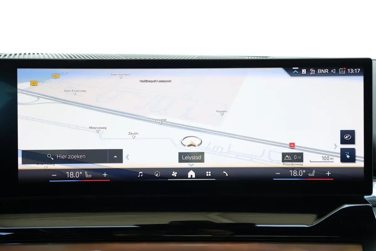 eDrive40 84 kWh | Soh 97% | M-Sport Pakket | Pano Dak | Trekhaak | Harman Kardon | Driving Assistant Plus | Verwarmde Voorstoelen |