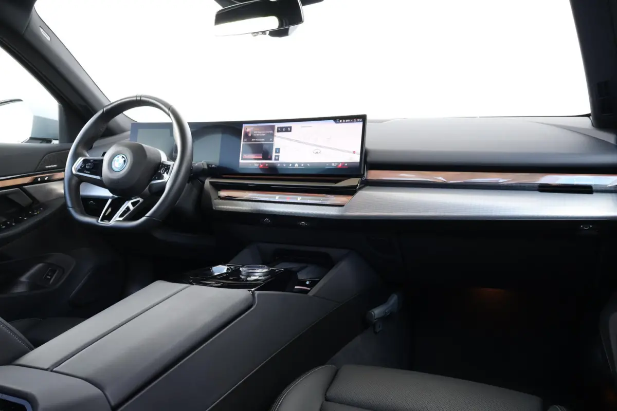 eDrive40 84 kWh | Soh 97% | M-Sport Pakket | Pano Dak | Trekhaak | Harman Kardon | Driving Assistant Plus | Verwarmde Voorstoelen |