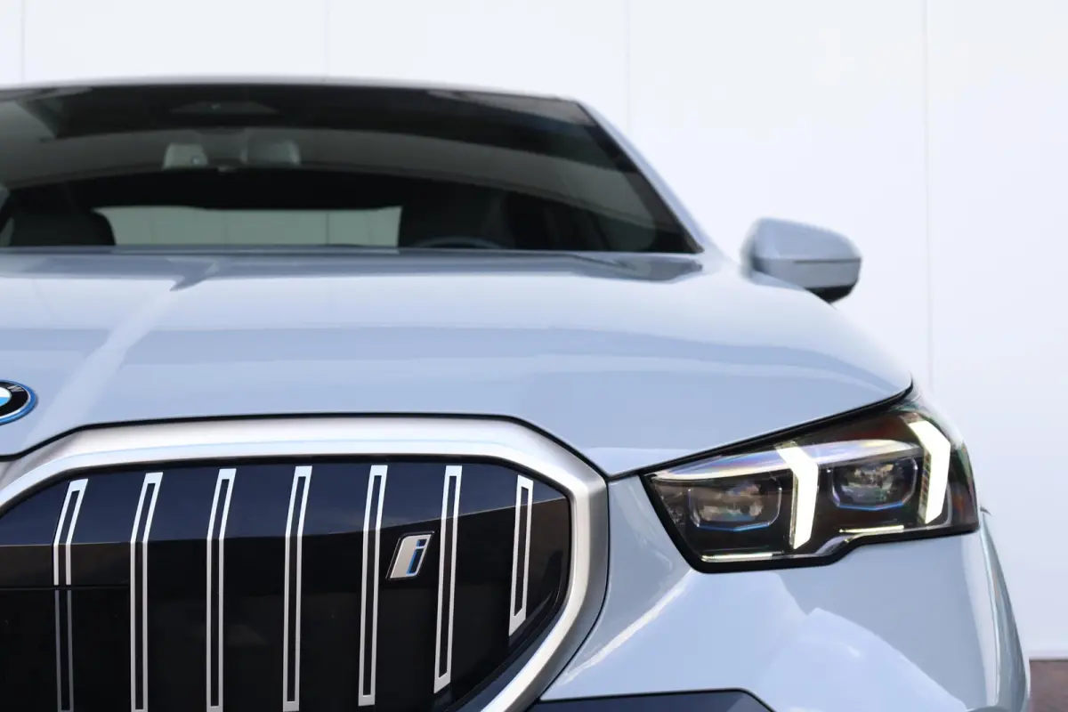 eDrive40 84 kWh | Soh 97% | M-Sport Pakket | Pano Dak | Trekhaak | Harman Kardon | Driving Assistant Plus | Verwarmde Voorstoelen |