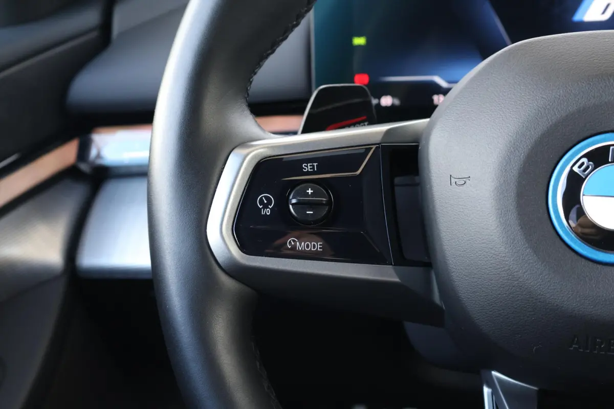 eDrive40 84 kWh | Soh 97% | M-Sport Pakket | Pano Dak | Trekhaak | Harman Kardon | Driving Assistant Plus | Verwarmde Voorstoelen |