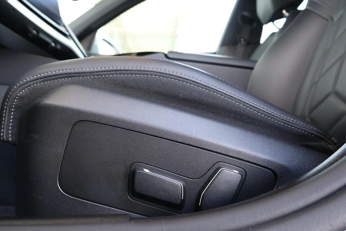 eDrive40 84 kWh | Soh 97% | M-Sport Pakket | Pano Dak | Trekhaak | Harman Kardon | Driving Assistant Plus | Verwarmde Voorstoelen |