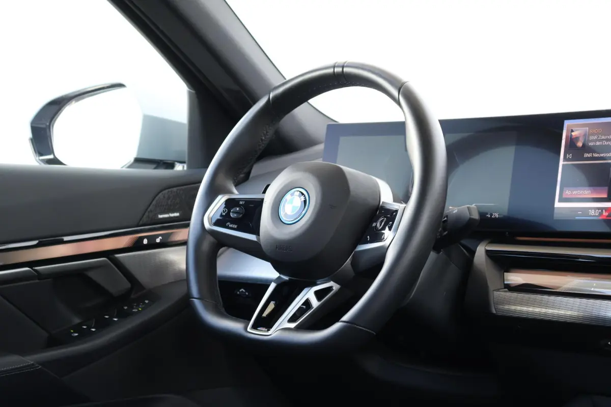 eDrive40 84 kWh | Soh 97% | M-Sport Pakket | Pano Dak | Trekhaak | Harman Kardon | Driving Assistant Plus | Verwarmde Voorstoelen |