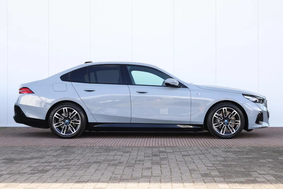 eDrive40 84 kWh | Soh 97% | M-Sport Pakket | Pano Dak | Trekhaak | Harman Kardon | Driving Assistant Plus | Verwarmde Voorstoelen |