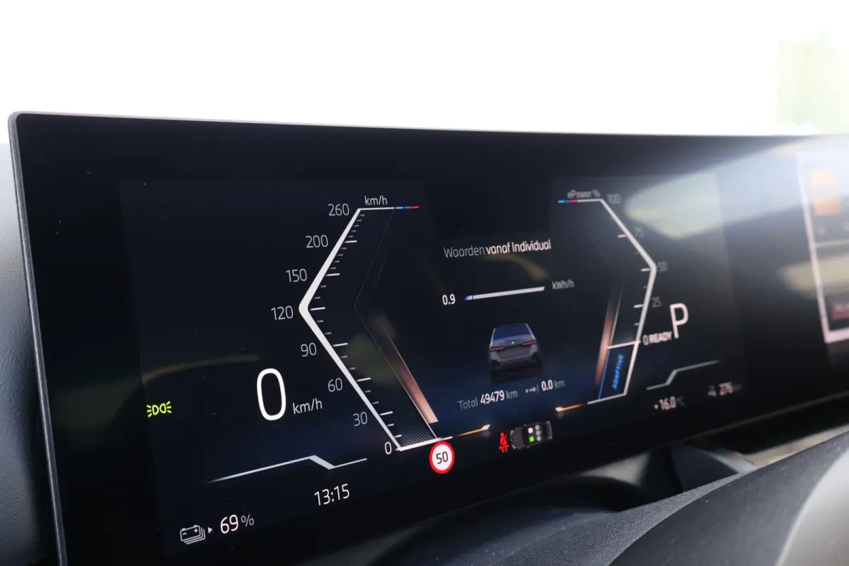 eDrive40 84 kWh | Soh 97% | M-Sport Pakket | Pano Dak | Trekhaak | Harman Kardon | Driving Assistant Plus | Verwarmde Voorstoelen |