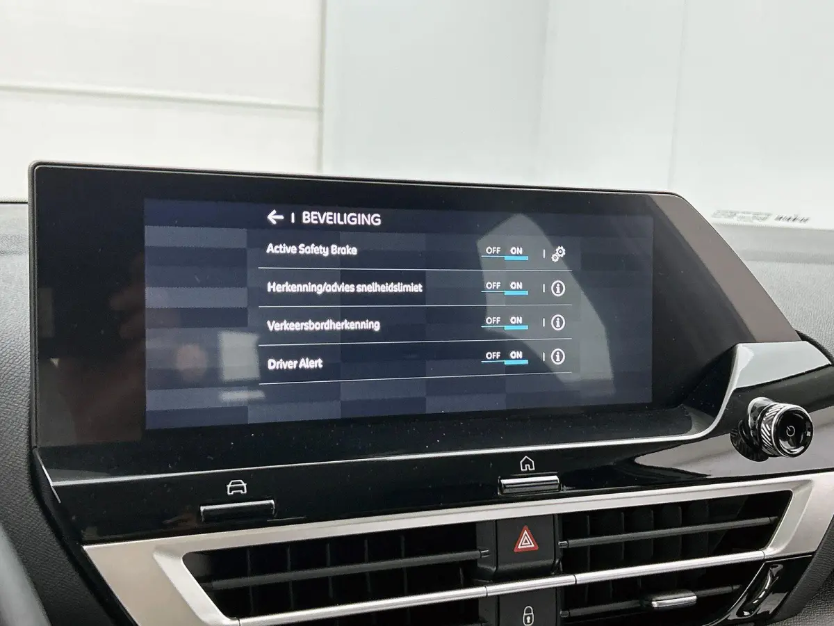 You 50 kWh 136pk | Accu 97% | Navigatie via Apple Carplay / Android Auto | Achteruitrijcamera | Climate Control | Cruise Control | Parkeersensoren | DAB+ radio | Armsteun | Stof/kunstlederen